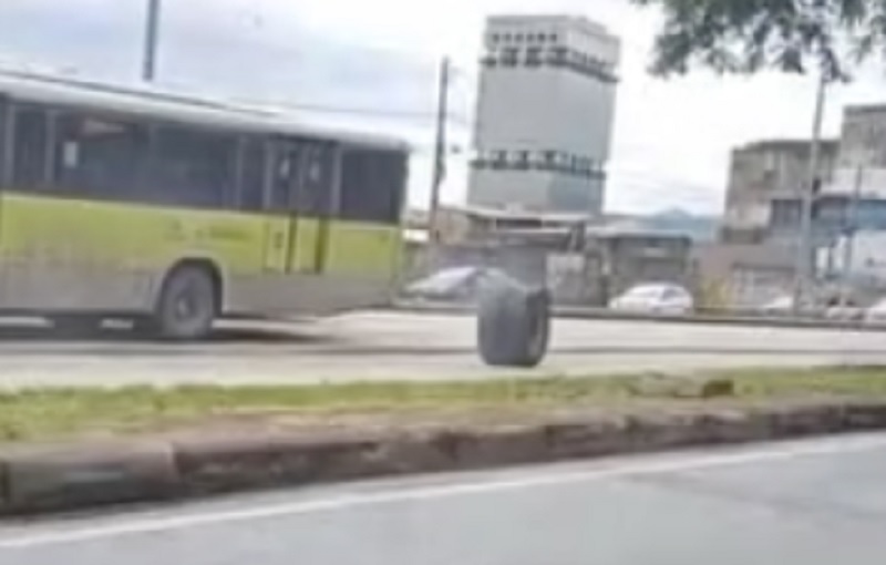 Roda desprende de ônibus e desce desgovernada Avenida Antônio Carlos, em BH - Foto: Reprodução