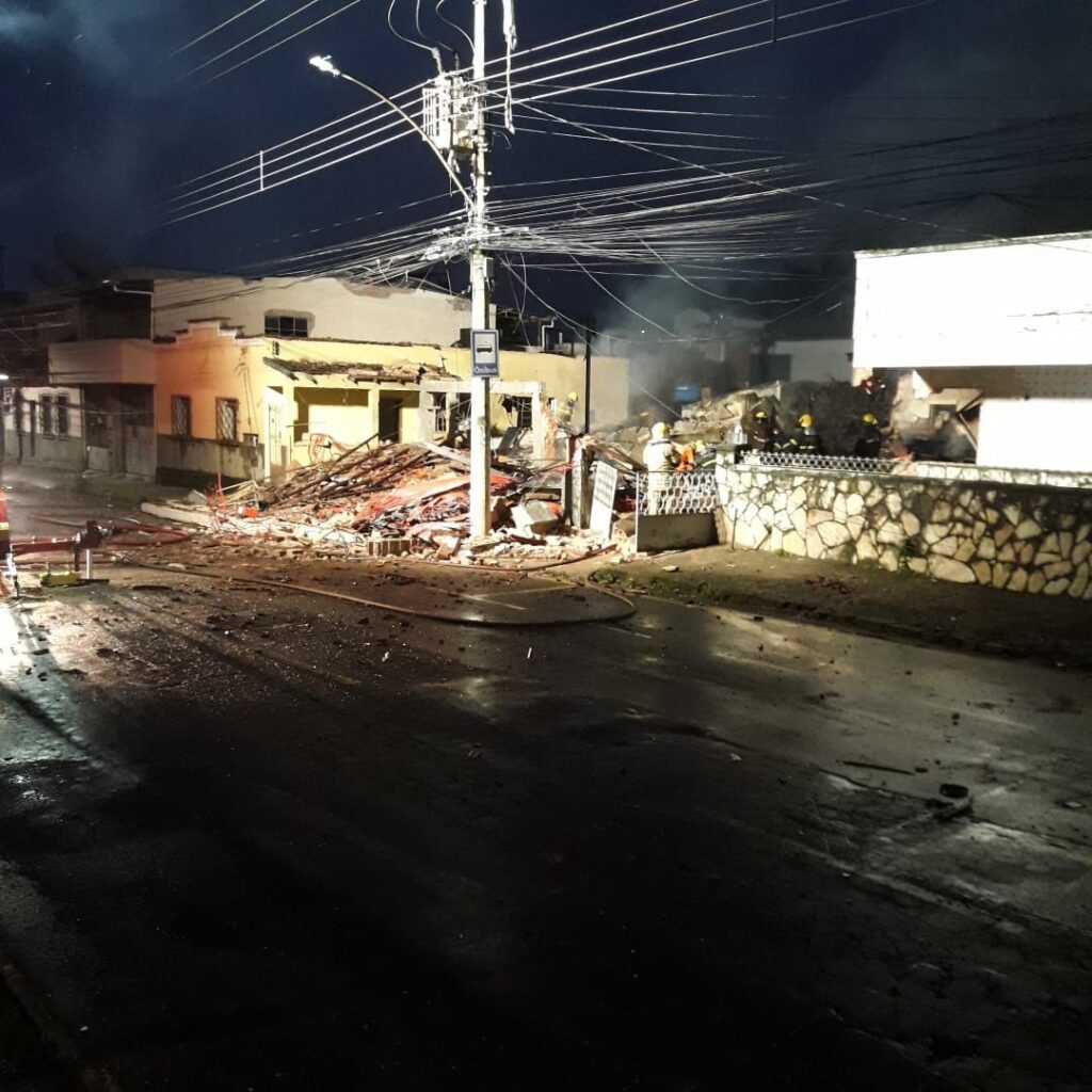 Casas desabam após explosão no bairro Santa Terezinha, em Juiz de Fora - Foto: Divulgação/CBMMG