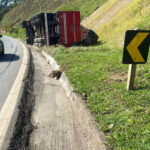 Carreta carregada de ração tomba e carga é saqueada na BR-040, em Santos Dumont - Foto: Divulgação/PRF