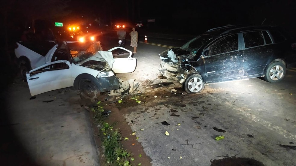 Duas pessoas ficam gravemente feridas após carro bater em caminhonete na BR-116, em Miradouro - Foto: Divulgação/PRF