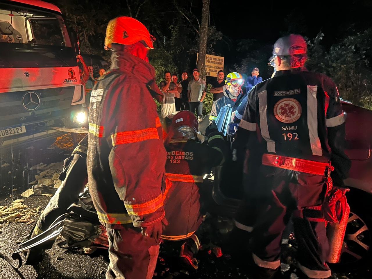 Acidente com dois carros e duas carretas deixa um ferido na BR-354, em Pouso Alto - Foto: Divulgação/CBMMG