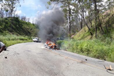 Uma pessoa morre e outra fica em estado grave após batida frontal na BR-381 - Foto: Divulgação/Corpo de Bombeiros