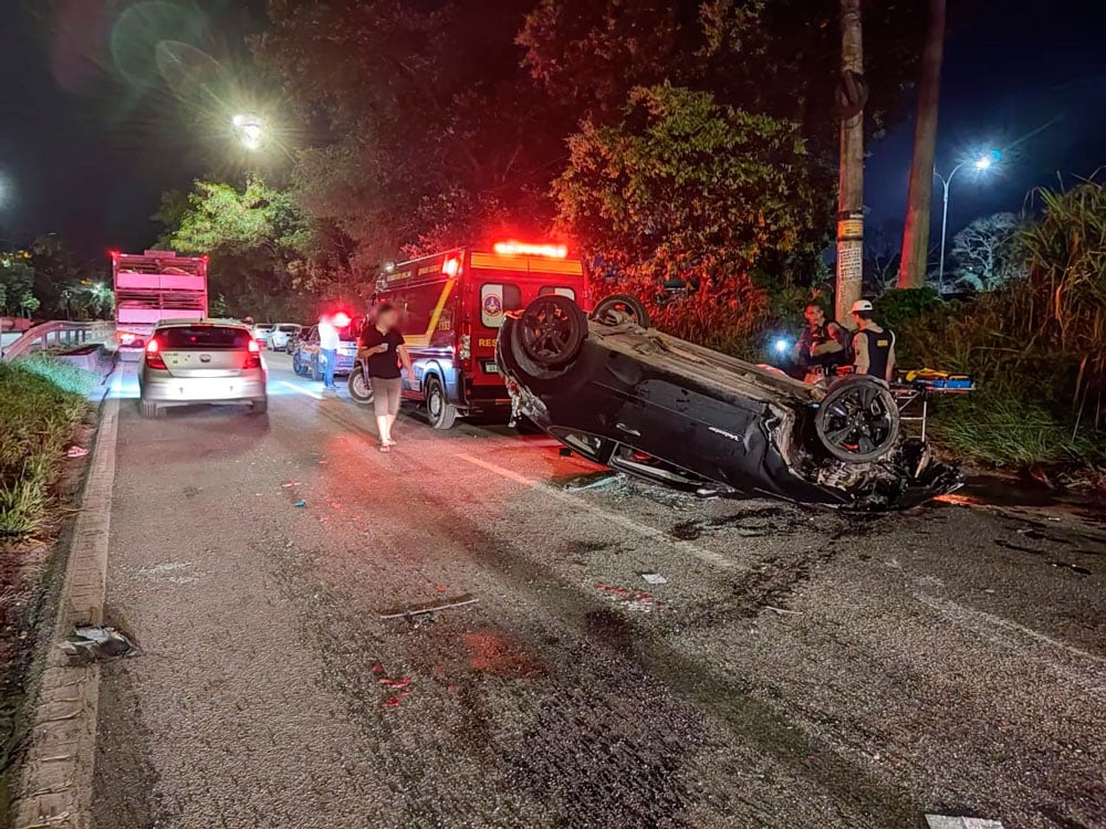 Mulher fica ferida após carro capotar na BR-381, em Ipatinga - Foto: Divulgação/CBMMG