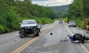 Homem morre e criança fica em estado grave após acidente na BR-494, em Divinópolis - Foto: Divulgação/PMRv