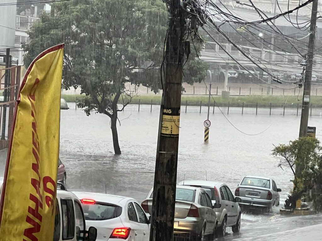 Chuva forte provoca alagamentos e fecha Avenida Cristiano Machado, em BH - Foto: Reprodução/Redes Sociais