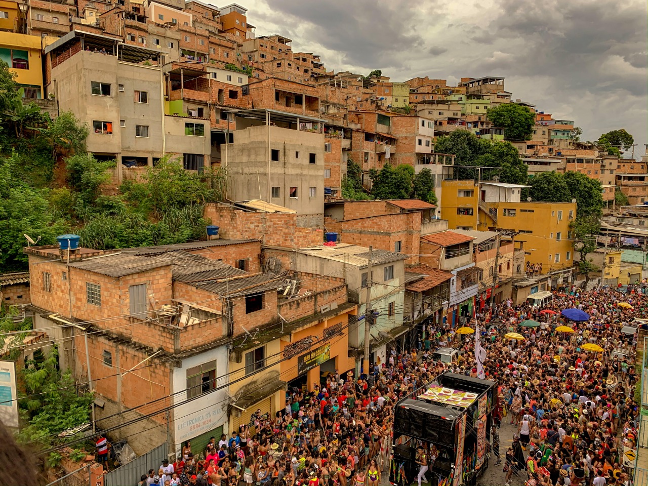 Bloco Seu Vizinho desfile no sábado de carnaval no Aglomerado da Serra, em BH - Foto: Divulgação/Bloco Seu Vizinho