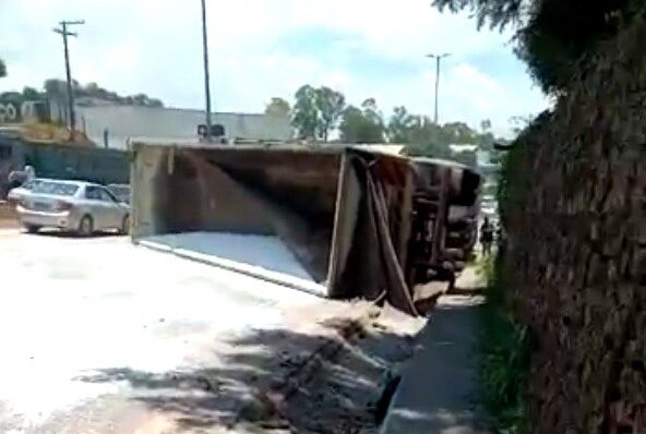 Carreta tomba e interdita totalmente Anel Rodoviário, em BH - Foto: Divulgação/CBMMG