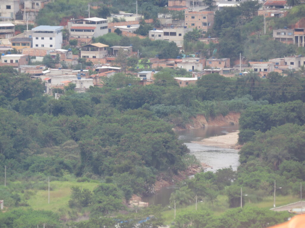 Bombeiros buscam por homem que pulou no Córrego do Onça, no bairro Ribeiro de Abreu, em BH - Foto: Elaine Rodrigues / Por Dentro de Minas
