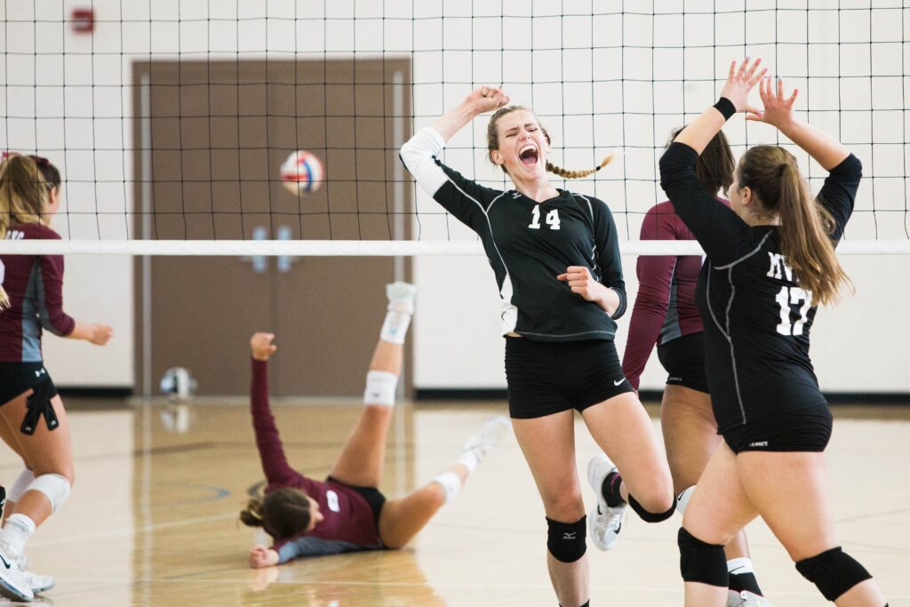 Mulheres jogando vôlei dentro da quadra - Foto: Usnplash