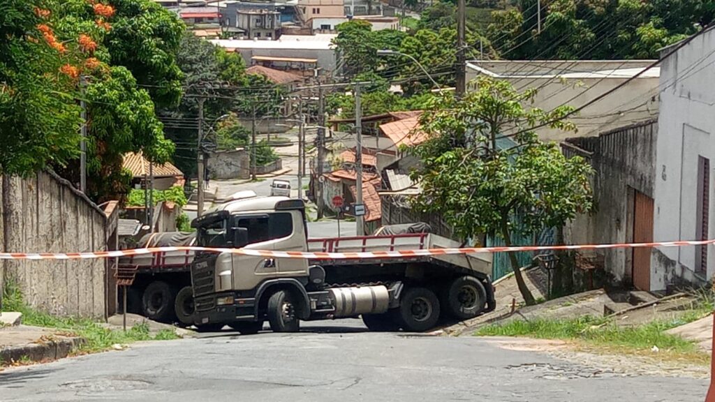 Carreta perde freio, volta de ré e bate em casa no bairro Jardim Guanabara, em BH - Foto: Elberty Valadares / Por Dentro de Minas