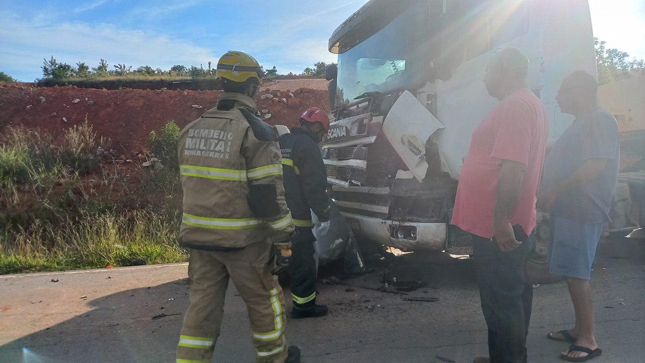 Motorista morre em acidente entre carro e carreta na MGC-332, em São João Del-Rei - Foto: Divulgação/CBMMG