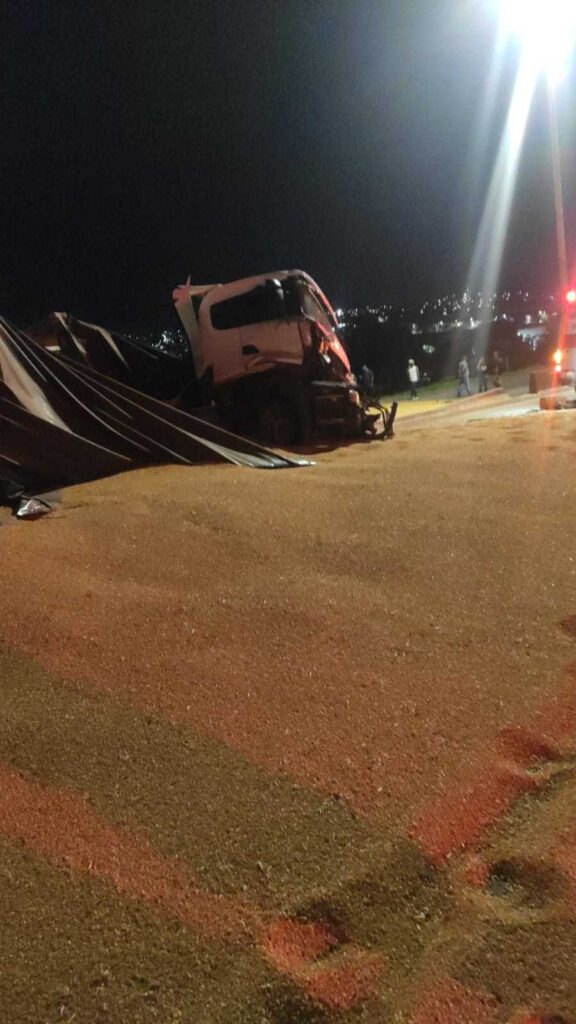 Carreta bate na mureta, espalha carga na pista e interdita Anel Rodoviário, em BH - Foto: Reprodução