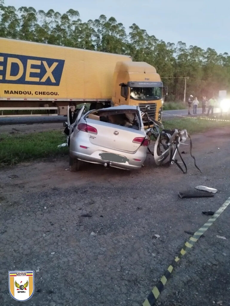 Motorista morre após carro bater de frente com carreta na BR-135, em Curvelo - Foto: Divulgação/PMRv