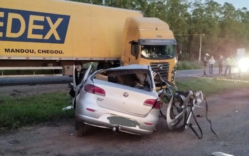 Motorista morre após carro bater de frente com carreta na BR-135, em Curvelo - Foto: Divulgação/PMRv