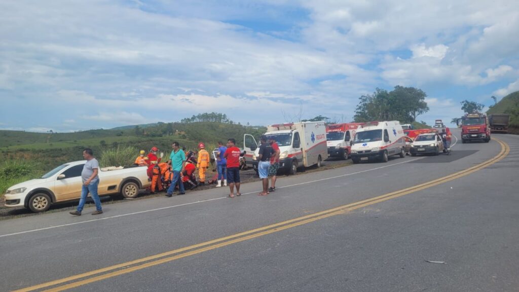 Homem fica preso em ferragens após acidente na BR-262, em Luz - Foto: Divulgação/CBMMG