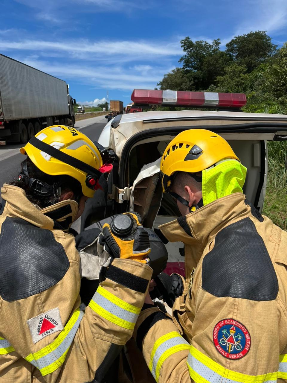 Mulher morre atingida por moto dentro de ambulância na BR-262, em Conceição do Pará - Foto: Divulgação/CBMMG