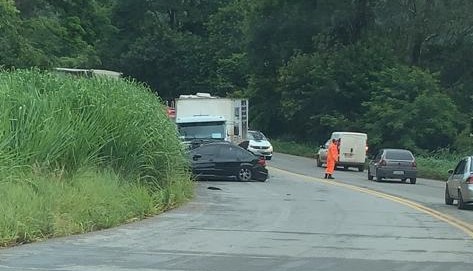 Grave acidente entre carro e caminhão deixa vítima ferida na BR-381 - Foto: Reprodução