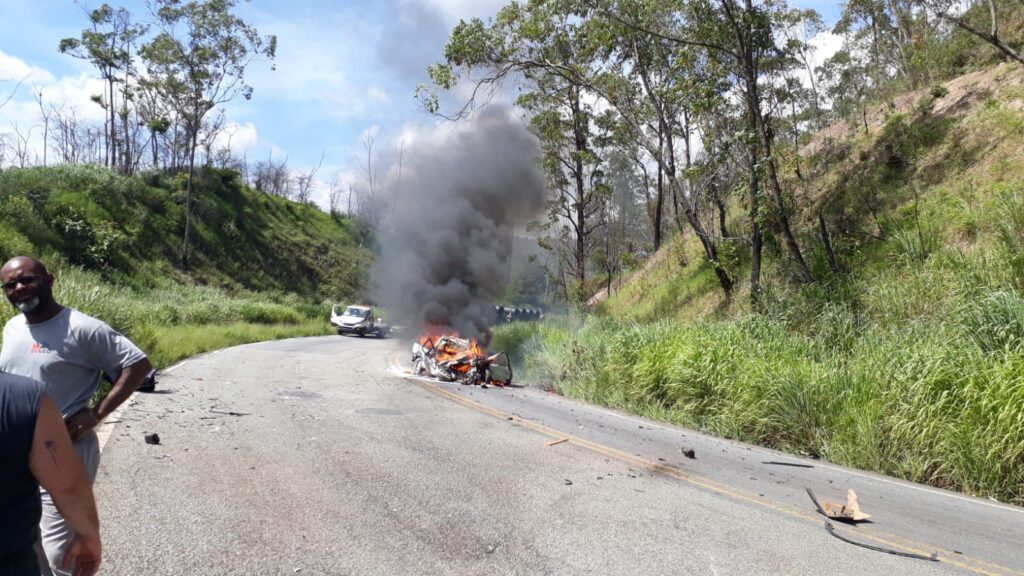 Duas pessoas ficam inconsciente após acidente entre carro e caminhão na BR-381, em Bela Vista de Minas - Foto: Divulgação
