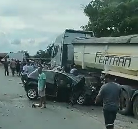 Grave acidente deixa quatro vítimas e interdita rodovia BR-381, em Caeté - Foto: Reprodução/Por Dentro de Minas