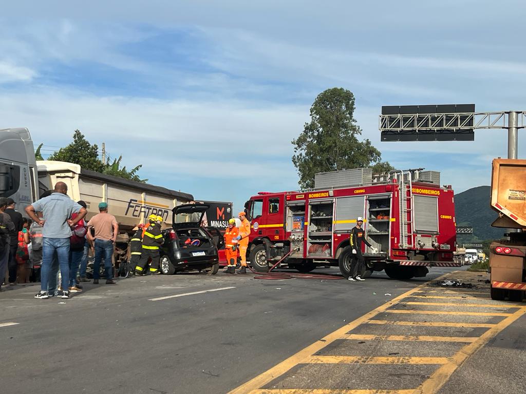 Grave acidente deixa quatro vítimas e interdita rodovia BR-381, em Caeté - Foto: Divulgação/CBMMG