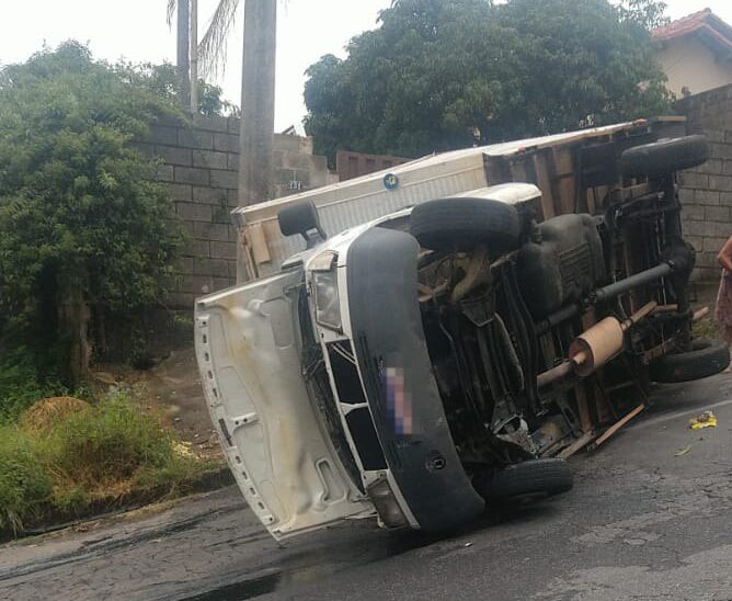 Motorista perde controle e capota caminhão no bairro Havaí, em BH - Foto: Reprodução/Redes Sociais