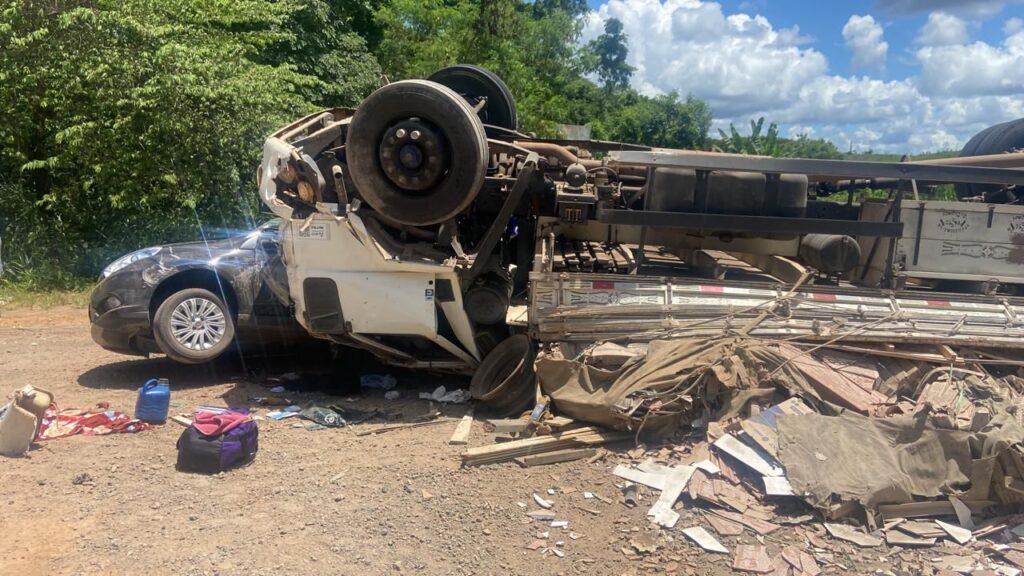 Caminhão tomba em cima de carro na BR-381, em Ipatinga - Foto: Divulgação