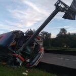 Ônibus de viagem com 14 passageiros bate em poste e tomba na Rodovia Fernão Dias - Foto: Divulgação/CBMMG