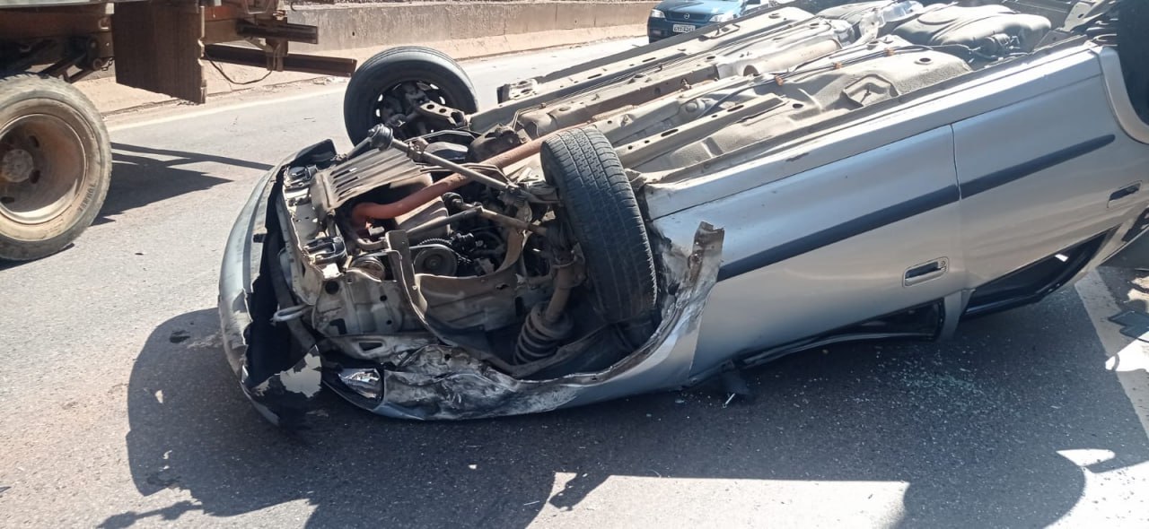 Carro capota e motorista fica ferida na Rodovia Fernão Dias, em Contagem - Foto: Divulgação/CBMMG