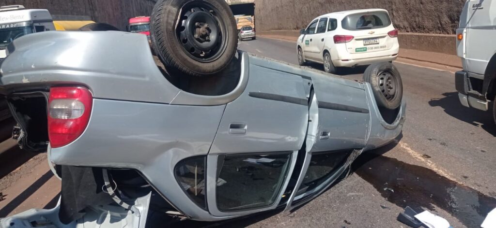 Carro capota e motorista fica ferida na Rodovia Fernão Dias, em Contagem - Foto: Divulgação/CBMMG