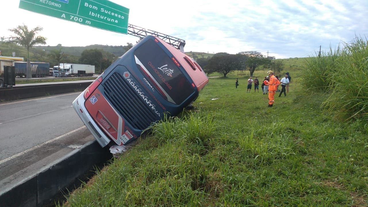 Ônibus de viagem com 14 passageiros bate em poste e tomba na Rodovia Fernão Dias - Foto: Divulgação/CBMMG