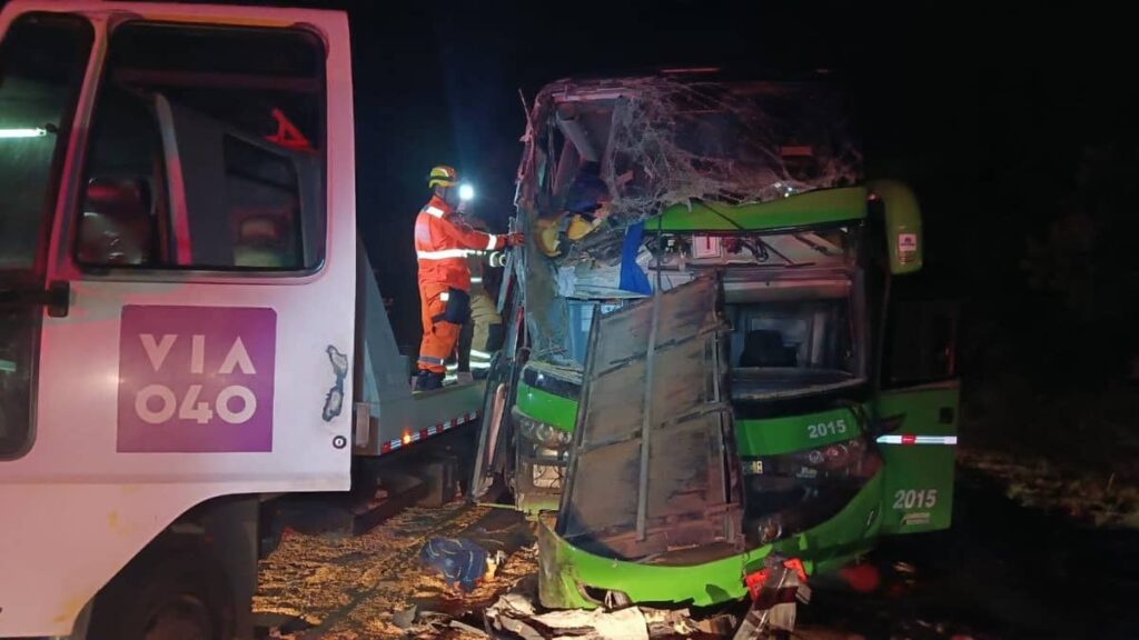 Grave acidente entre ônibus e carreta deixa mortos e feridos na BR-040, em João Pinheiro - Foto: Divulgação/CBMMG