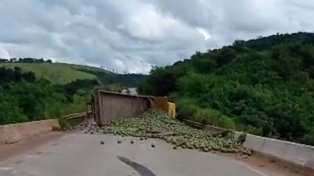 Acidente com caminhão provoca interdição total da MG-129, em Itabira - Foto: Reprodução