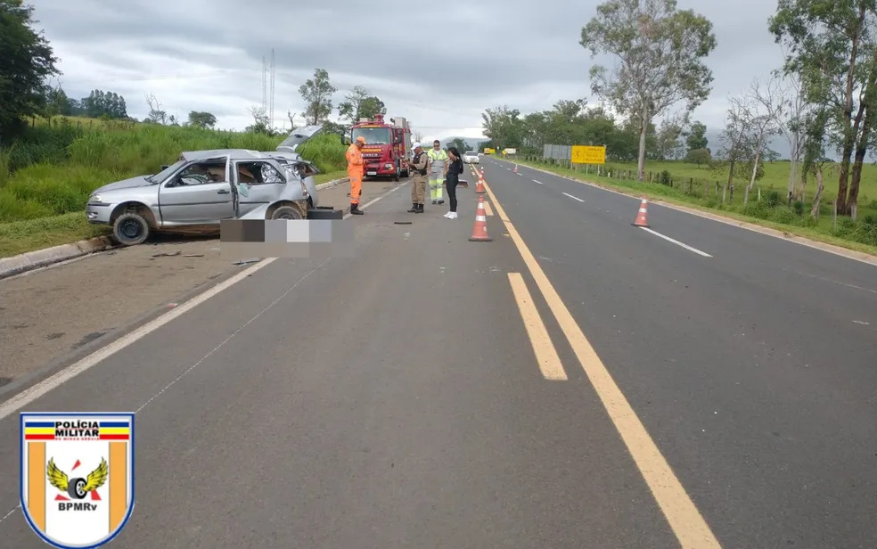Dois jovens morrem após carros baterem de frente na MG-050, em Passos - Foto: Divulgação/PMRv