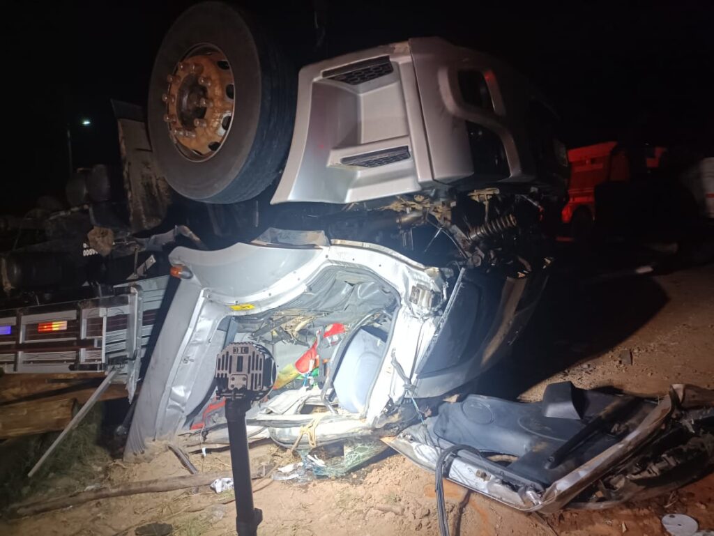 Uma pessoa morre e outra fica ferida após caminhão capotar na MG-211, em Catuji - Foto: Divulgação/PMMG