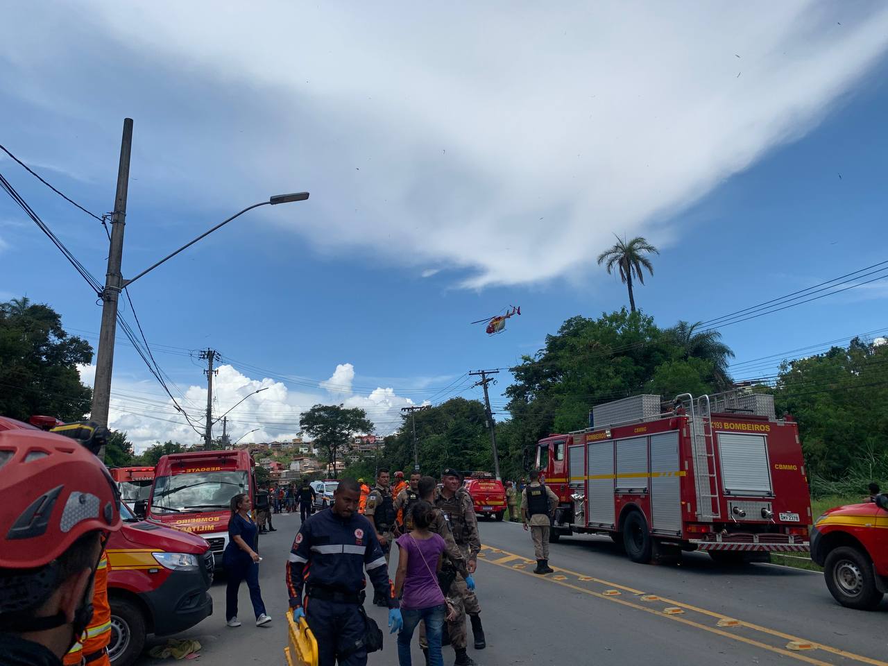 Van escolar perde os freios, tomba e deixa dezenas de feridos no bairro Duquesa II, em Santa Luzia - Foto: Noticiando Santa Luzia