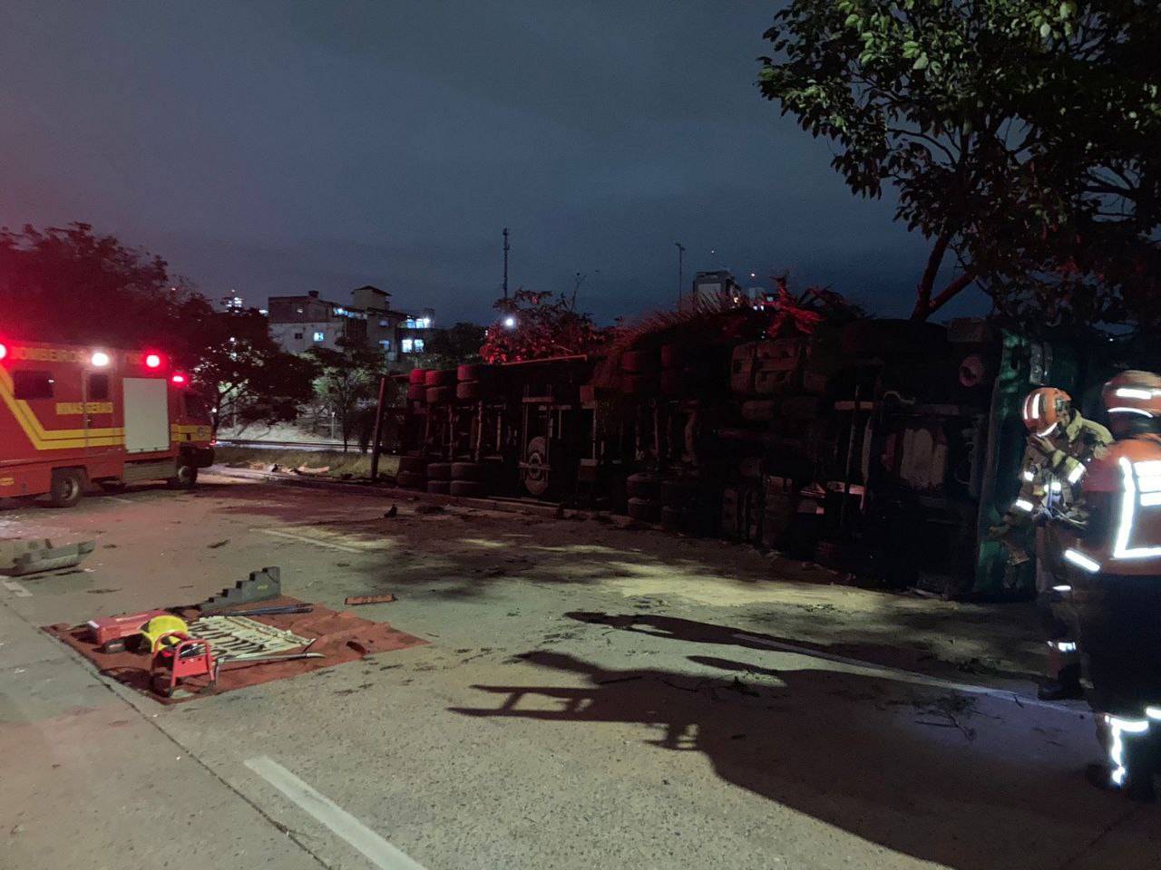 Motorista morre após caminhão capotar na Via Expressa, em BH - Foto: Sgt Miranda/CBMMG