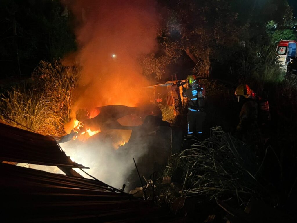 Grave acidente deixa dois mortos carbonizados no Anel Rodoviário, na Vila da Luz, em BH - Foto: Divulgação/CBMMG