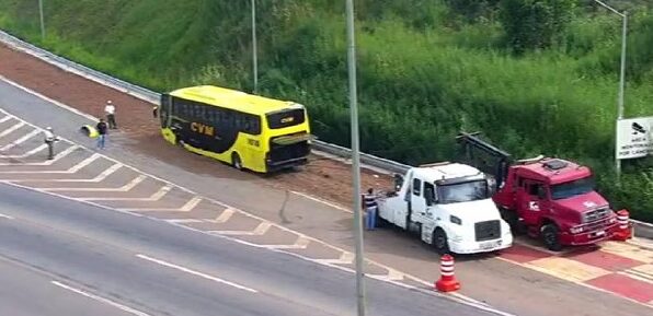 Ônibus de turismo com 41 passageiros usa a área de escape do Anel Rodoviário em BH - Foto: Divulgação/BHTrans