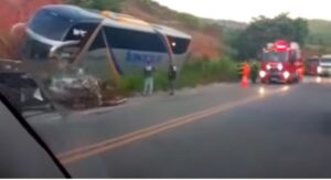 Carro bate em ônibus com 44 passageiros na BR-116, em Governador Valadares - Foto: Reprodução