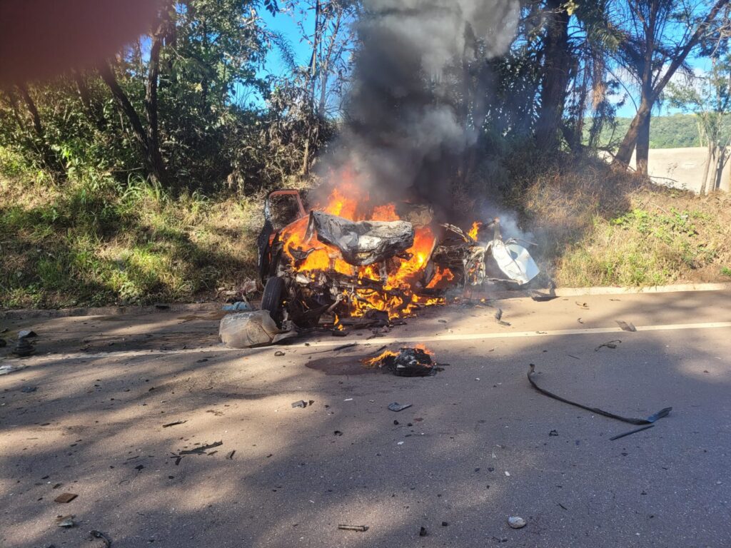 Motorista de carro morre após bater de frente com carreta na BR-356, em Itabirito - Foto: Divulgação/Brigada de Itabirito