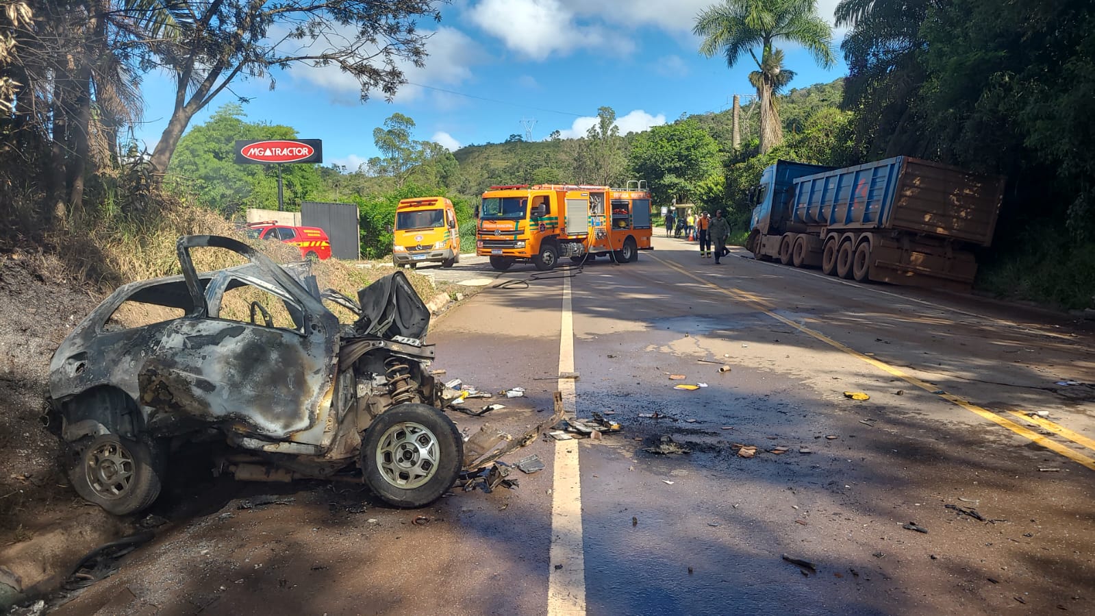 Motorista de carro morre após bater de frente com carreta na BR-356, em Itabirito - Foto: Divulgação/Brigada de Itabirito