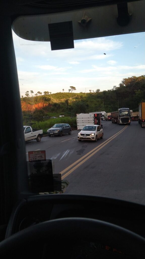 Caminhão tomba e interdita parcialmente rodovia BR-381, em Caeté - Foto: Reprodução