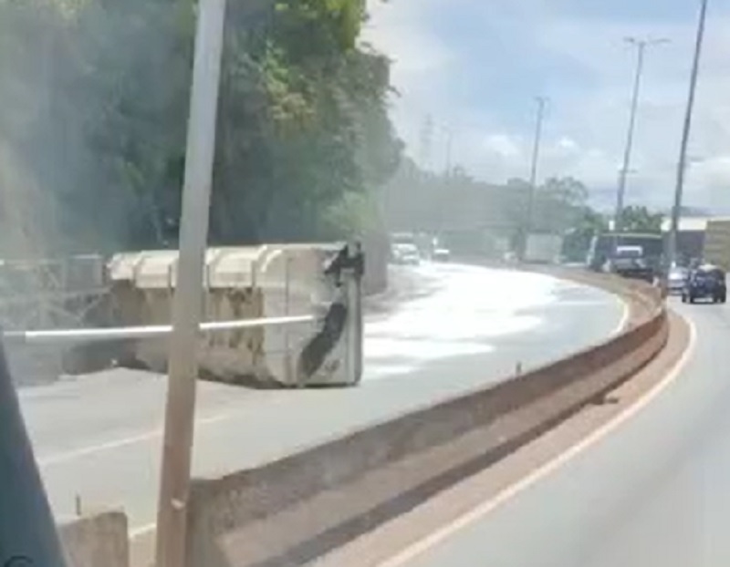 Carreta tomba e interdita totalmente Anel Rodoviário, em BH - Foto: Reprodução