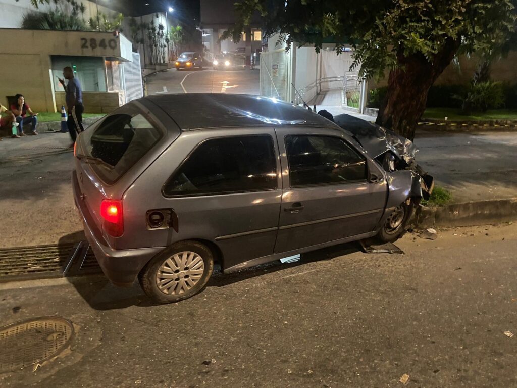 Homem rouba carro, invade a contramão e colide contra moto na Avenida Dom Pedro I, em BH - Foto: Divulgação/PMMG