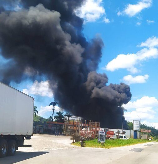 Incêndio de grandes proporções destrói dezenas carretas e interdita BR-116, em Teófilo Otoni - Foto: Divulgação/PRF