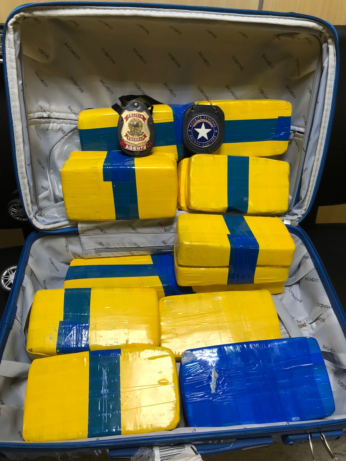 Jovem é presa com 18 quilos de cocaína na mala no Aeroporto de Confins - Foto: Divulgação/Polícia Federal