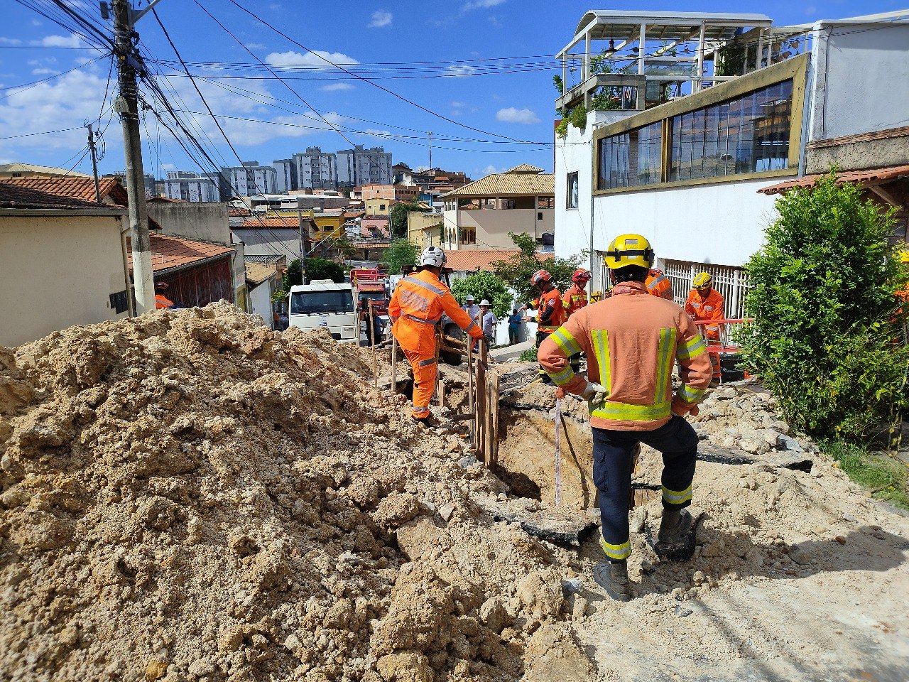 Homem morre soterrado enquanto trabalhava em uma obra da Copasa em Sabará - Foto: Divulgação/CBMMG