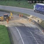 Carreta tomba e interdita totalmente trecho da Rodovia Fernão Dias, em Carmo da Cachoeira - Foto: Divulgação/Arteris