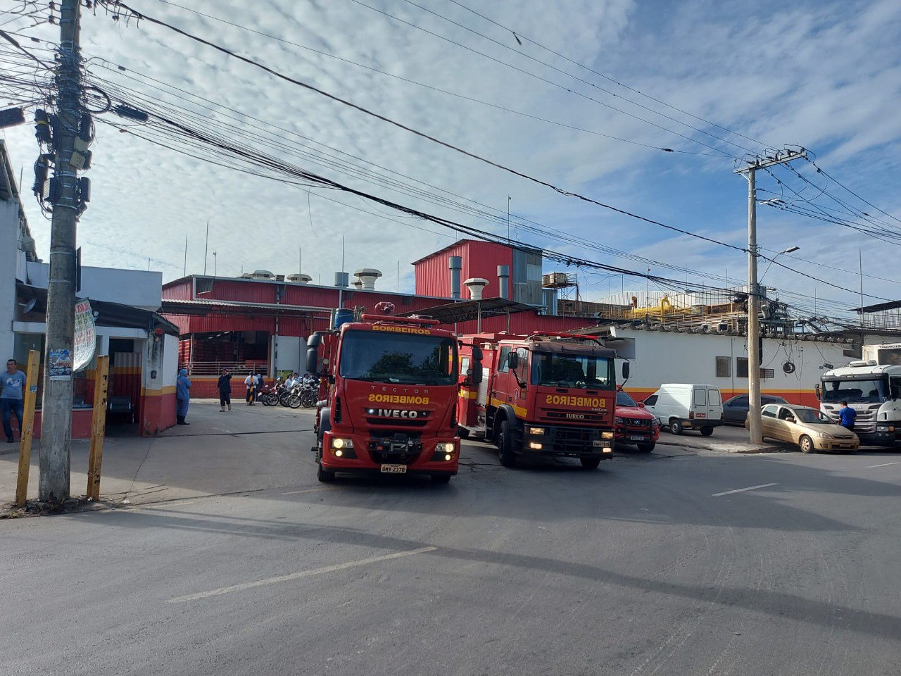 Mulheres passam mal após vazamento de gás dentro de frigorífico em Betim - Foto: Divulgação/CBMMG