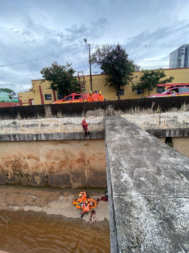 Bombeiros são mobilizados após homem cair no Rio Arrudas, em BH - Foto: Divulgação/CBMMG